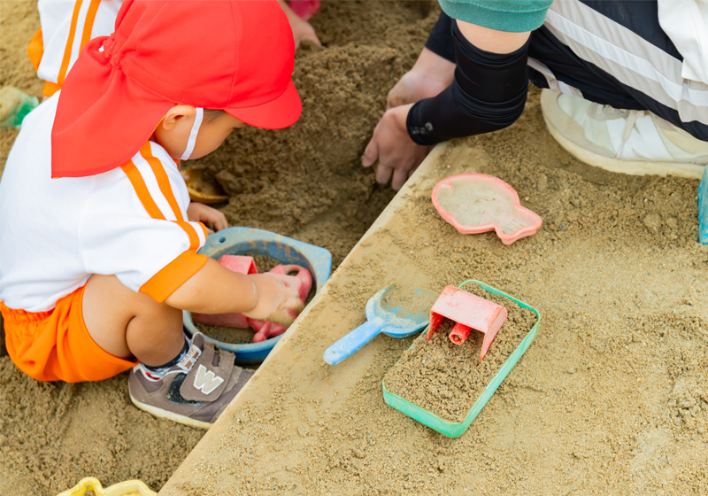 検診、園庭で自由遊び