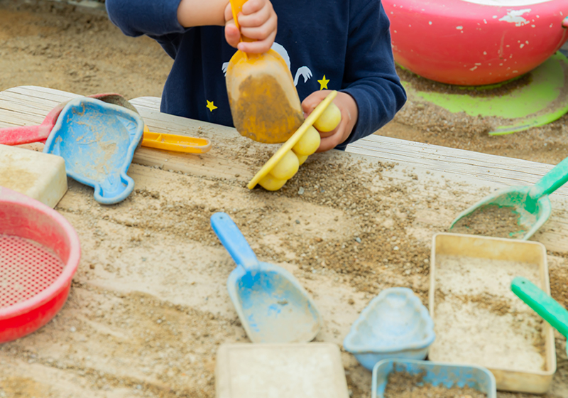 検診、園庭で自由遊び