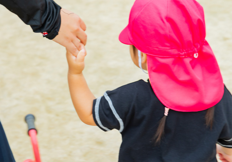 検診、園庭で自由遊び