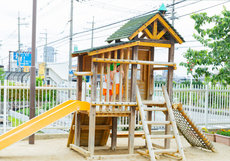 検診、園庭で自由遊び