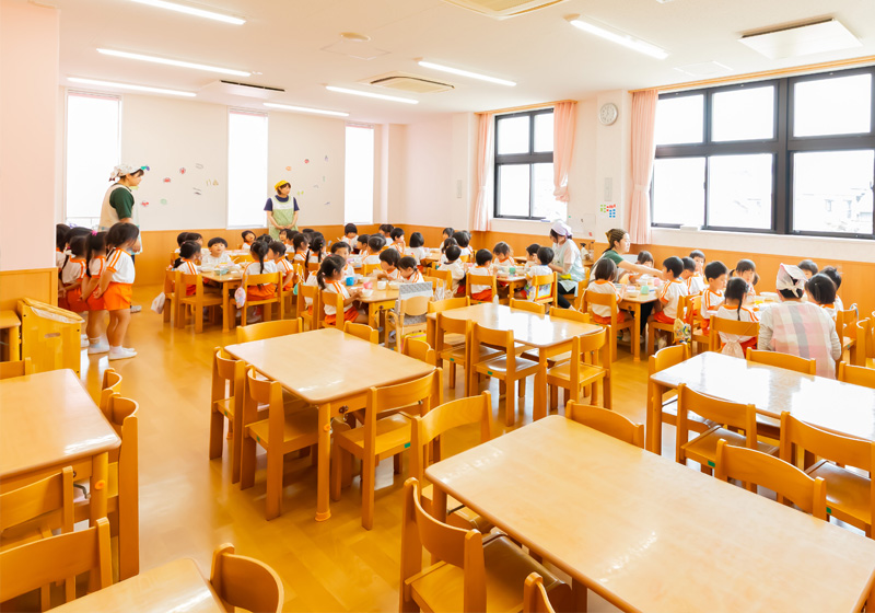 給食、園庭で自由遊び、お着換え